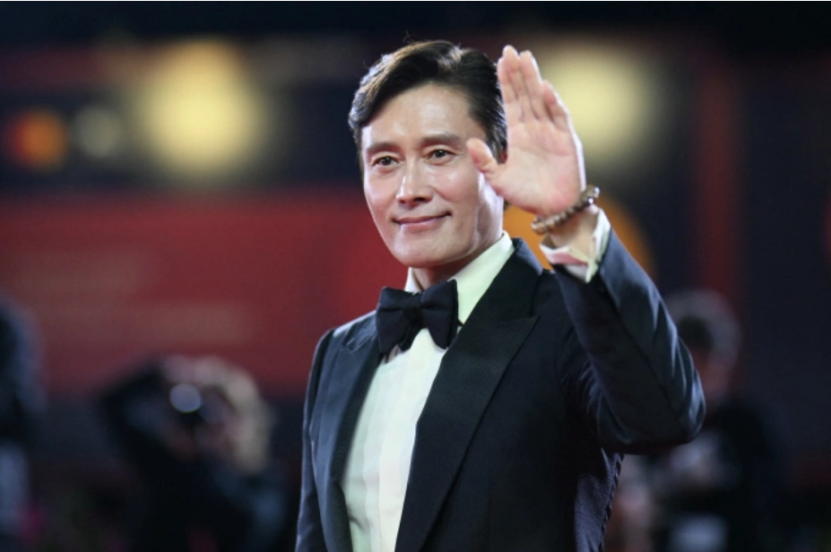 Lee Byung Hun trên thảm đỏ ra mắt phim No Other Choice tại Liên hoan phim Venice 2025. Ảnh: AFP