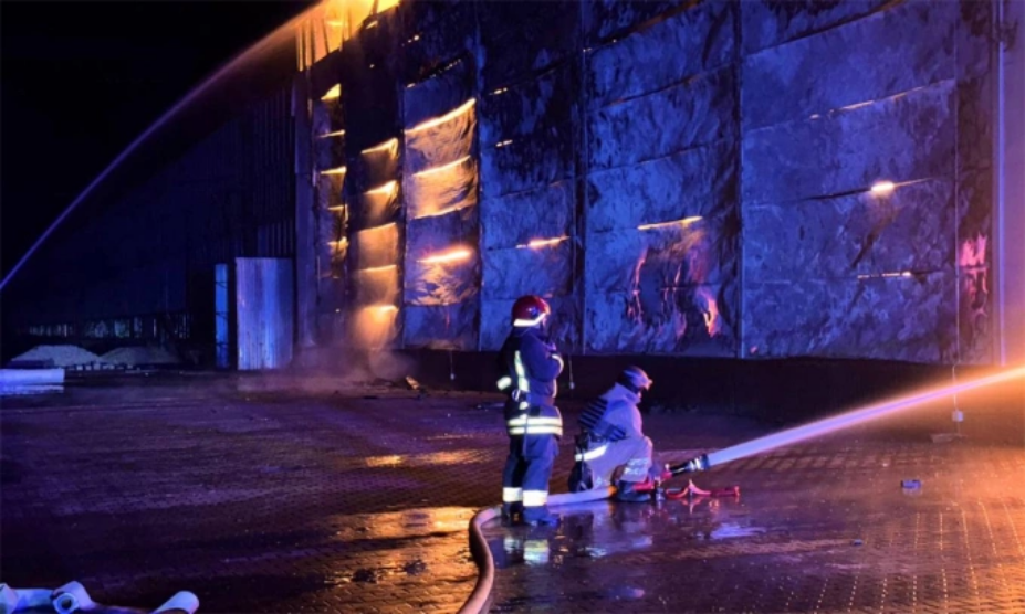 Lính cứu hỏa Ukraine dập đám cháy tại khu vực kho bãi ở tỉnh Ivano-Frankivsk ngày 3/9. Ảnh: DSNS Ukraine