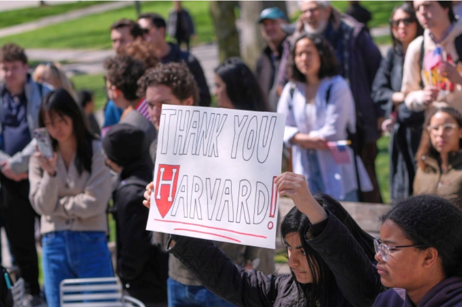 Sinh viên, giảng viên Đại học Harvard biểu tình tại thành phố Cambridge, bang Massachusetts, Mỹ ngày 17/1. Ảnh: AP