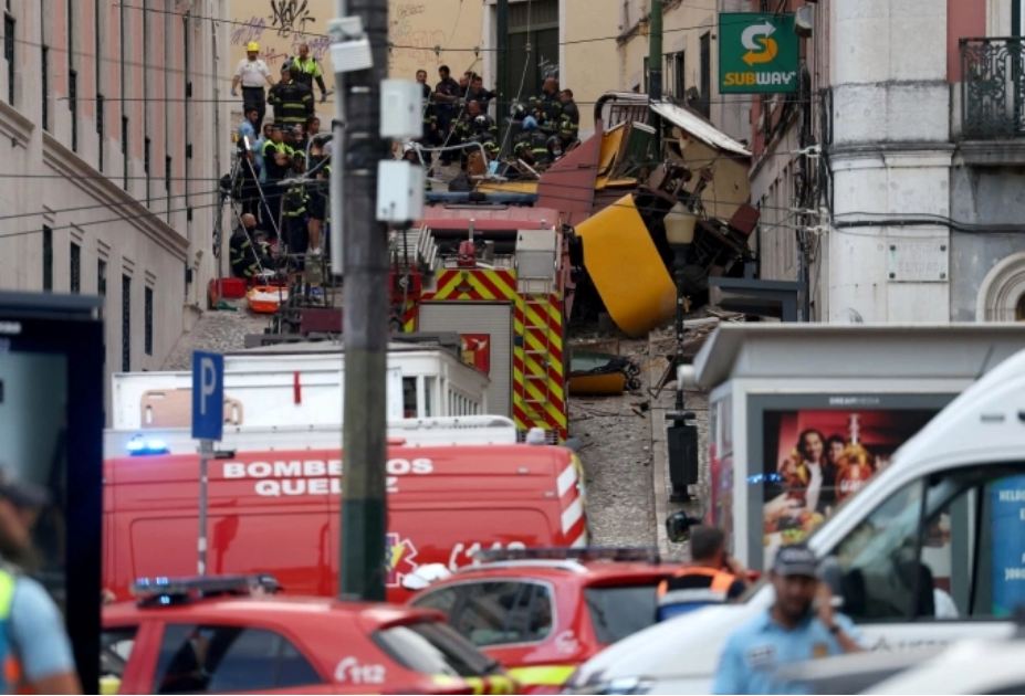Hiện trường vụ tai nạn tàu điện ở Lisbon, Bồ Đào Nha ngày 3/9. Ảnh: AFP