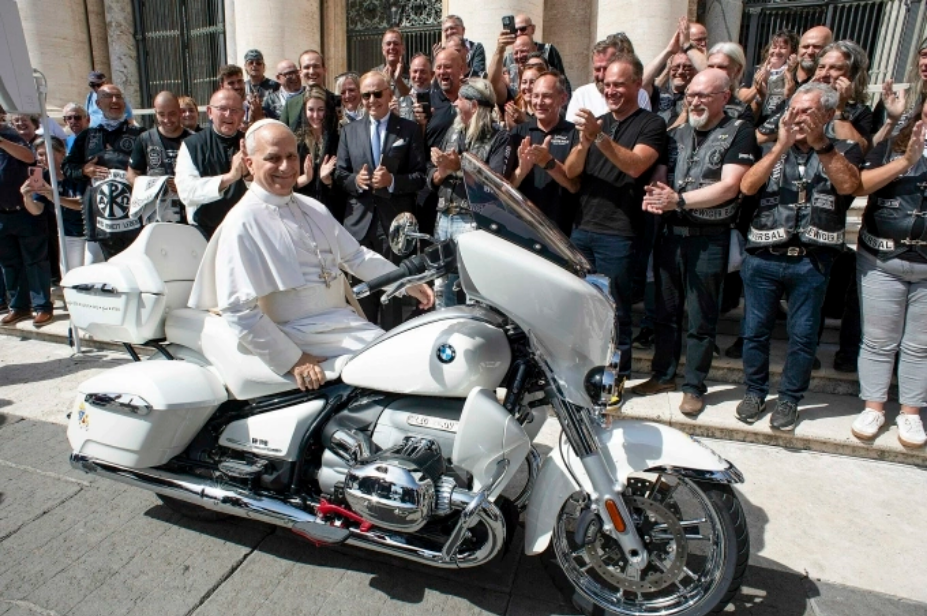 Giáo hoàng Leo XIV ngồi trên chiếc BMW R18 tại Vatican, ngày 3/9. Ảnh: AFP