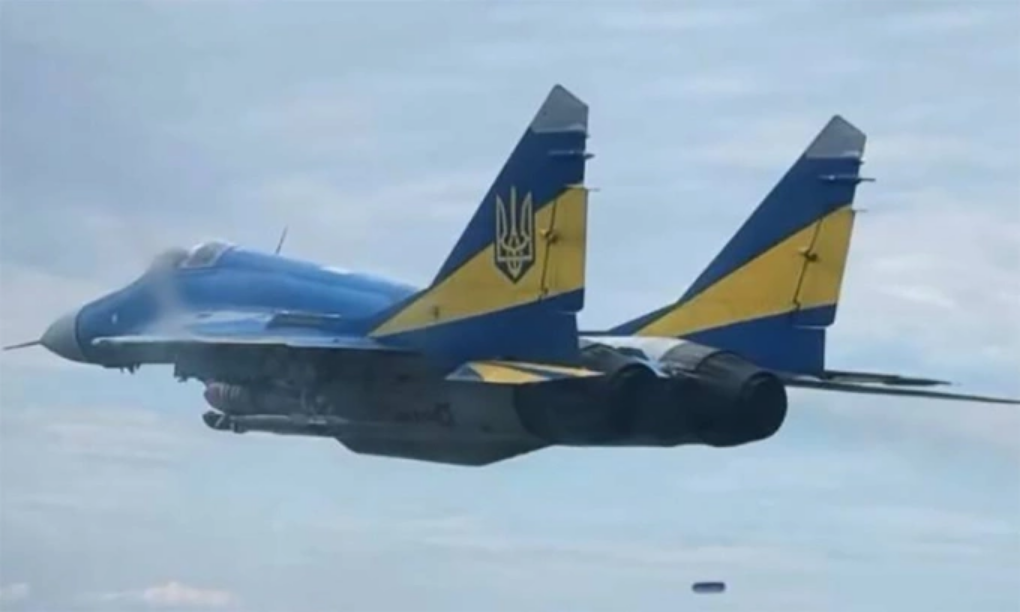 Tiêm kích MiG-29 Ukraine mang bom với bộ dẫn đường có hình dáng giống UMPK của Nga trong ảnh công bố ngày 2/9. Ảnh: X/Archer 83 Able