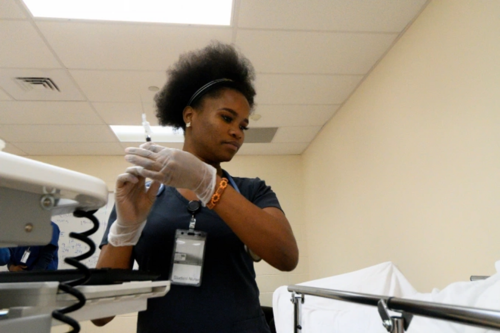 Sinh viên tập huấn tại khoa y tá của trường kỹ thuật hạt Delaware, bang Pennsylvania, Mỹ, năm 2020. Ảnh: AFP