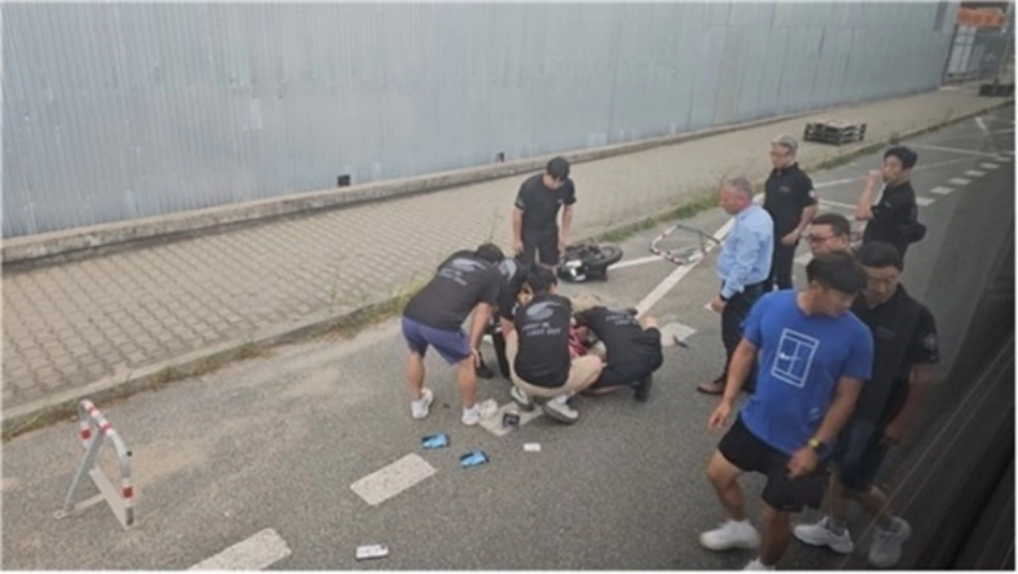 Nhóm lính cứu hỏa Hàn Quốc sơ cứu cho người phụ nữ bị thương ở Brno, Cộng hòa Czech, ngày 28/8. Ảnh: Cơ quan cứu hỏa quốc gia Hàn Quốc