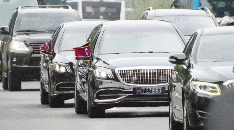Chiếc Mercedes-Maybach mang biển số 7-271953 ở vị trí trung tâm đoàn xe đưa đón ông Kim Jong-un ở Bắc Kinh ngày 2/9. Ảnh: Yonhap