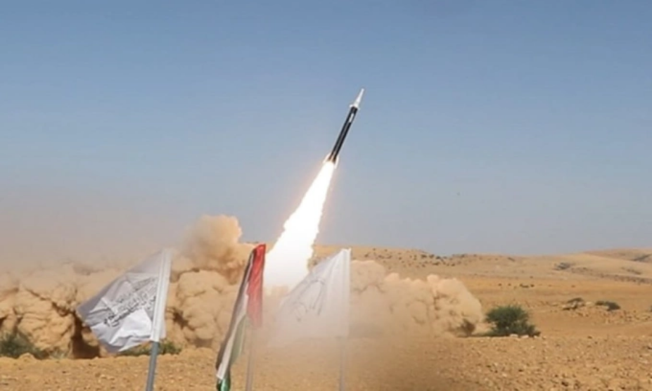 Lực lượng Houthi khai hỏa tên lửa Palestine-2 nhằm vào Israel tháng 9/2024. Ảnh: AFP