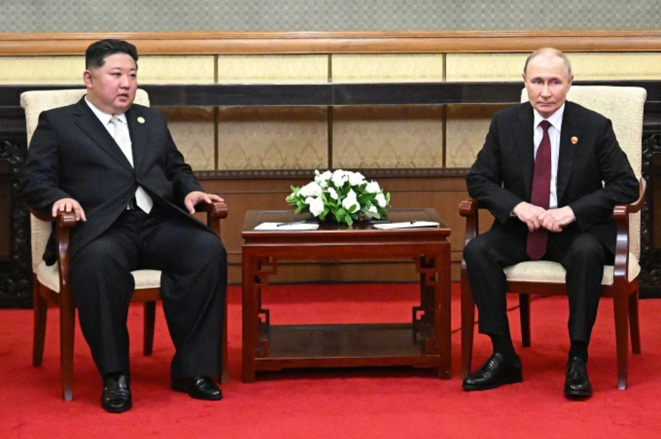 Tổng thống Nga Vladimir Putin (phải) và lãnh đạo Triều Tiên Kim Jong-un gặp nhau tại Bắc Kinh ngày 3/9. Ảnh: AFP