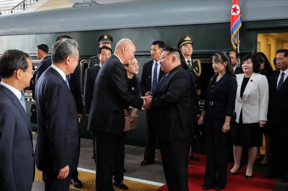 Lãnh đạo Triều Tiên Kim Jong-un và con gái tới ga Trung Quốc ngày 2/9. Ảnh: AFP