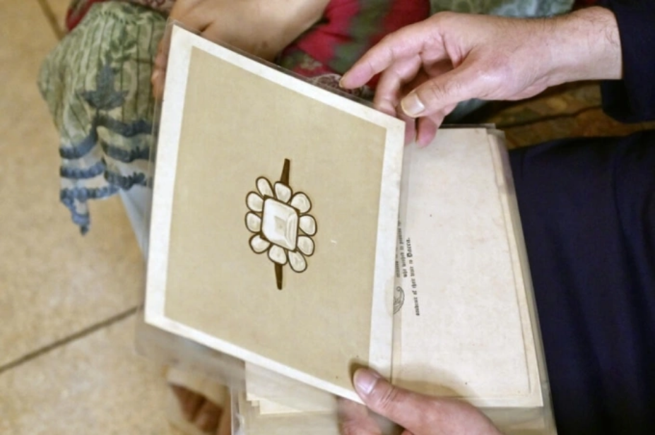 Tranh vẽ Darya-e-Noor trong cuốn sách gia đình của Khawaja Naim Murad được ông giới thiệu ở nhà riêng tại Dhaka, ngày 18/8. Ảnh: AFP