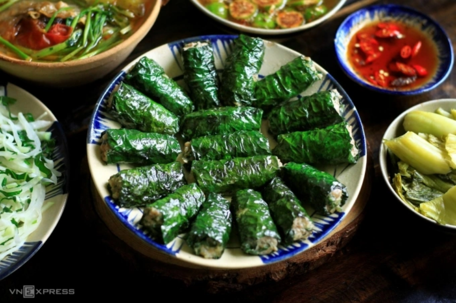 Chả lá lốt vẫn giữ được màu xanh sau khi rán giúp món ăn hấp dẫn hơn. Ảnh: Bùi Thủy