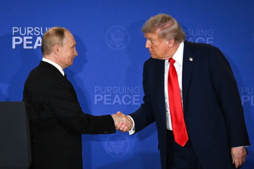 Tổng thống Putin (trái) và Tổng thống Trump bắt tay tại cuộc họp báo ở Alaska ngày 15/8. Ảnh: AFP