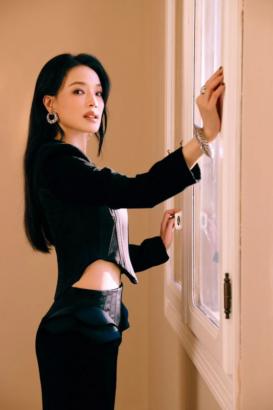 Thư Kỳ tại Liên hoan phim Venice 2025. Ảnh: Weibo