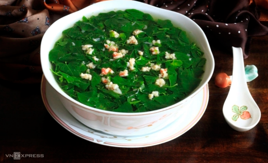 Canh rau ngót chuẩn vị là sau khi nấu lá vẫn có màu xanh, nước trong. Ảnh: Bùi Thủy