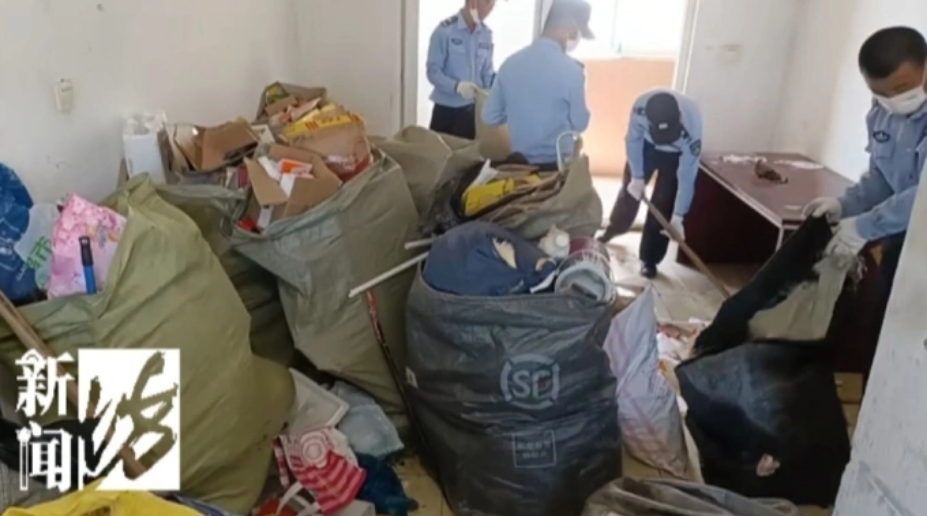 Lực lượng chức năng thuê người dọn dẹp căn hộ. Ảnh: Sina