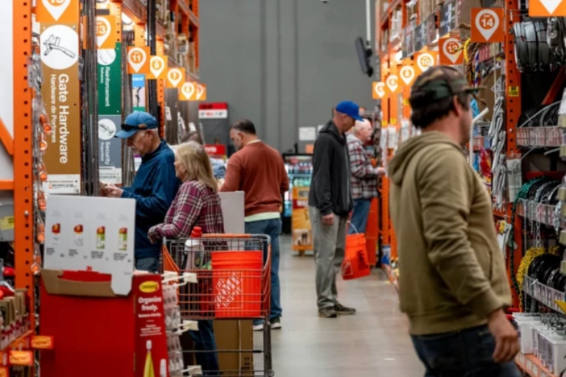 Chi tiêu của người Mỹ ngày càng eo hẹp do ảnh hưởng của lạm phát. Ảnh minh họa: Bloomberg