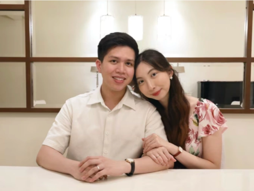 Natthan Lee và Joye Hannah Lee ở căn hộ riêng tại Singapore, tháng 8/2025. Ảnh: CNA