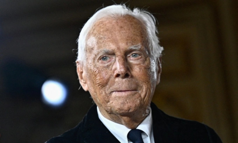 Nhà thiết kế Giorgio Armani sinh năm 1934 tại Piacenza. Trước khi trở thành huyền thoại thiết kế thời trang, ông từng học y khoa ba năm, tham gia quân đội, làm nghề trang trí cửa sổ tại cửa hàng bách hóa ở Milan. Ảnh: AFP