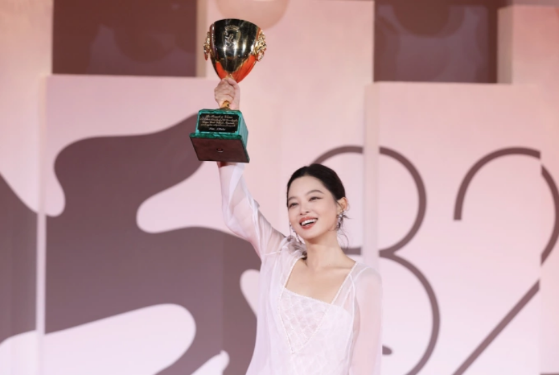 Tân Chỉ Lôi đoạt ảnh hậu. Ảnh: QQ