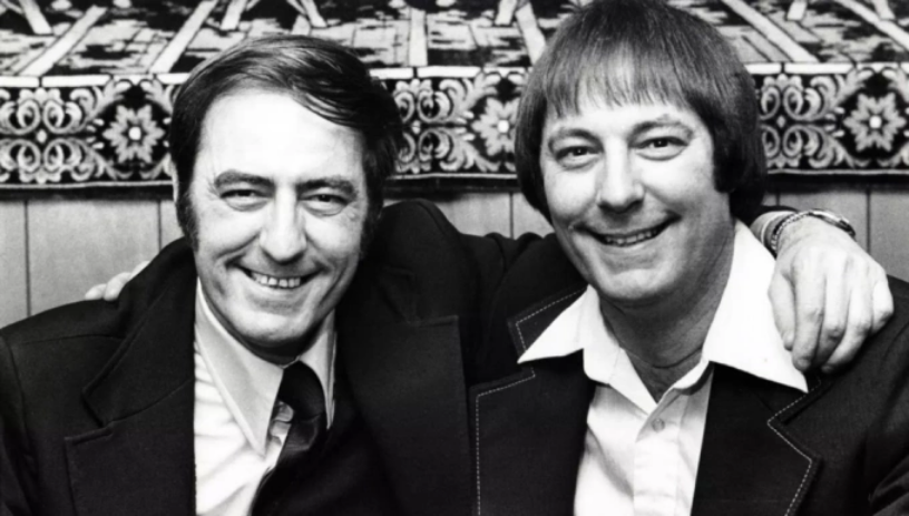 Jim Lewis (trái) khoác vai anh song sinh Jim Springer khi đoàn tụ năm 1979. Ảnh: BBC