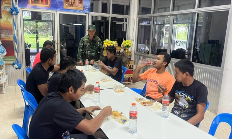 Binh sĩ Thái Lan đứng cạnh nhóm quân nhân Campuchia bị bắt ngày 29/7. Ảnh: Quân đội Thái Lan