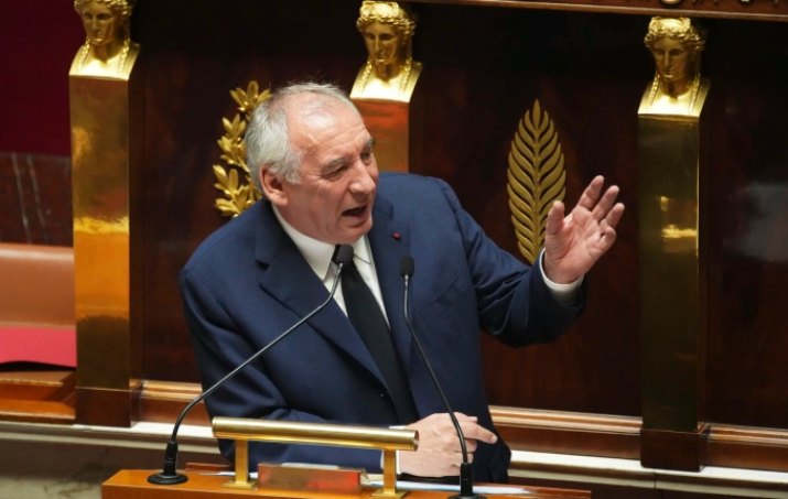 Cựu thủ tướng Pháp Francois Bayrou phát biểu trước quốc hội ngày 8/9. Ảnh: AP