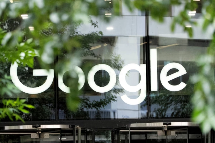 Logo của Google bên ngoài văn phòng công ty tại London, Anh, ngày 24/6. Ảnh: Reuters
