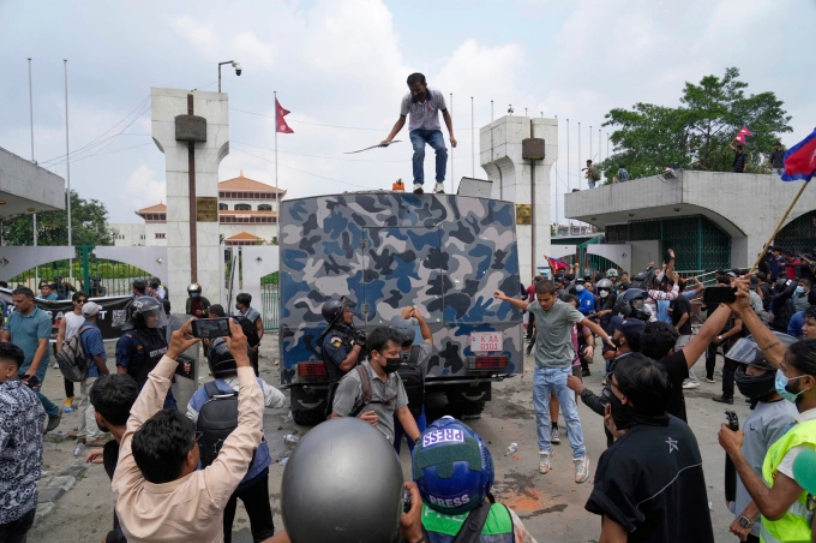 Người biểu tình bao vây xe bọc thép cảnh sát bên ngoài tòa nhà quốc hội ở Kathmandu, Nepal, ngày 8/9. Ảnh: AP