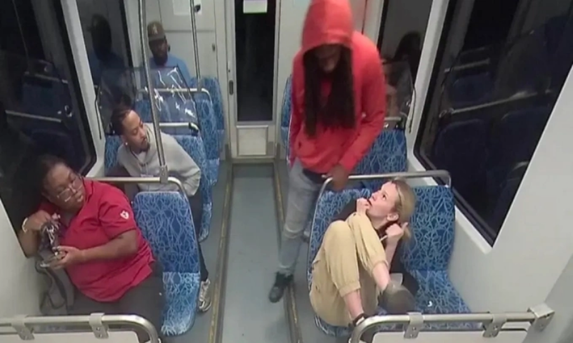 Khoảnh khắc Zarutska (tóc vàng) bị sát hại trên tàu điện ở Charlotte, Bắc Carolina, Mỹ. Ảnh: Charlotte CATS