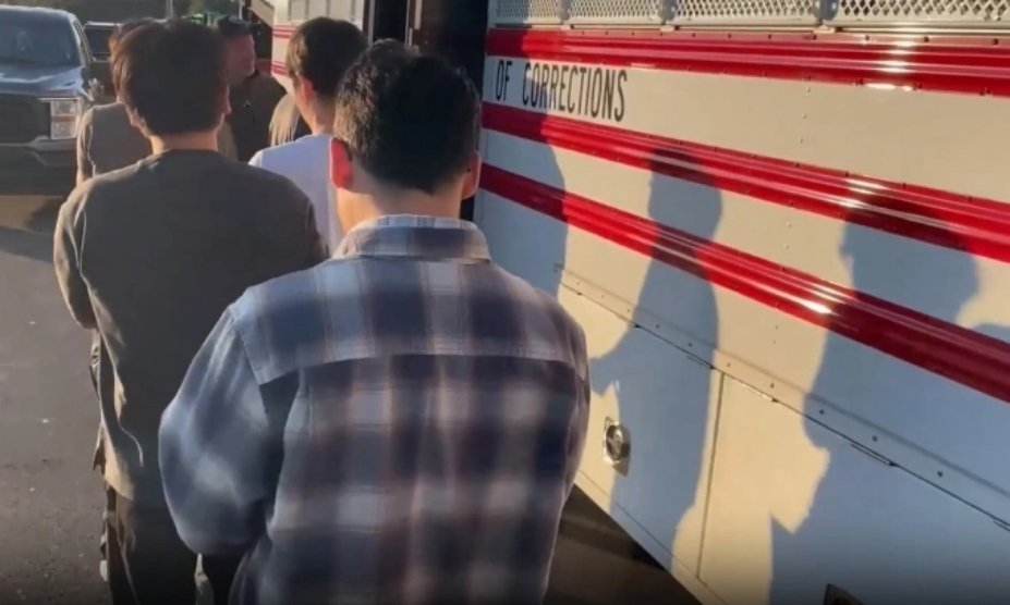 Các lao động nhập cư bị bắt trong cuộc đột kích của ICE tại nhà máy sản xuất pin của Hyundai, LG ở bang Georgia ngày 4/9. Ảnh: ICE