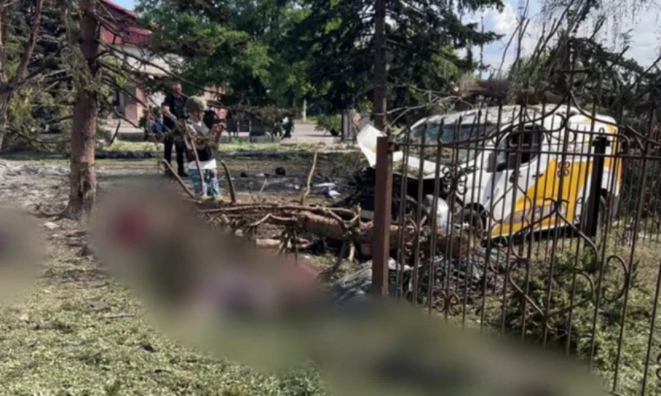 Hiện trường vụ tập kích được cho là do Nga thực hiện vào làng Yarova ở tỉnh Donetsk hôm 9/9. Ảnh:  Ukrposhta