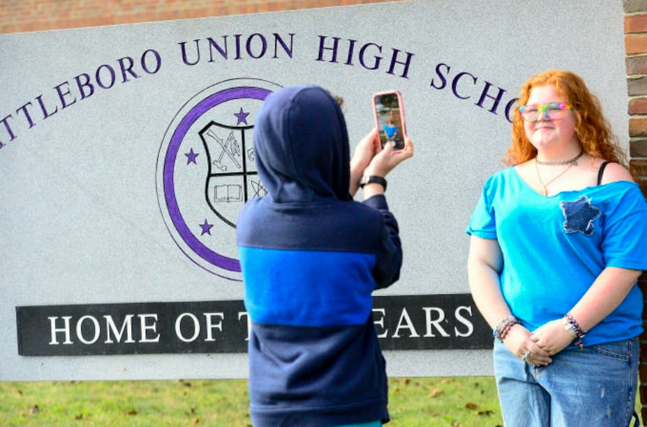 Học sinh lớp 12 chụp ảnh bên ngoài trường trung học Union ở bang Vermont, ngày 28/8. Ảnh: AP