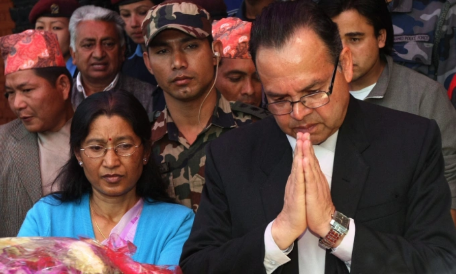 Thủ tướng Nepal Jhalanath Khanal (phải) và vợ, bà Rabi Laxmi Chitrakar Khanal (trái), trong tang lễ cựu thủ tướng Krishna Prasad Bhattarai ở Kathmandu, Nepal, ngày 5/11/2011. Ảnh: AFP