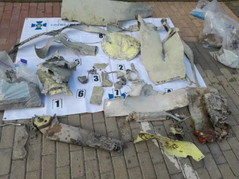 Các thiết bị bên trong đầu đạn tên lửa Nga rơi trúng văn phòng nội các Ukraine. Ảnh: GUR