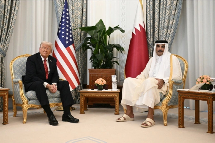 Tổng thống Mỹ Donald Trump (trái) và Vua Qatar Tamim bin Hamad al-Thani tại Doha ngày 14/5. Ảnh: AFP