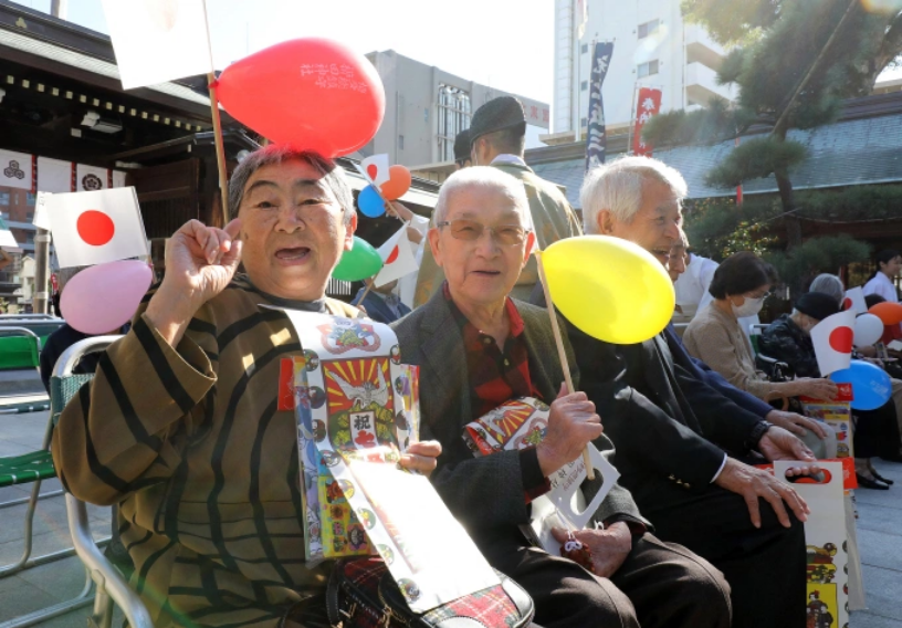 Người cao tuổi Nhật Bản dự lễ hội ở Fukuoka, năm 2023. Ảnh: AFP