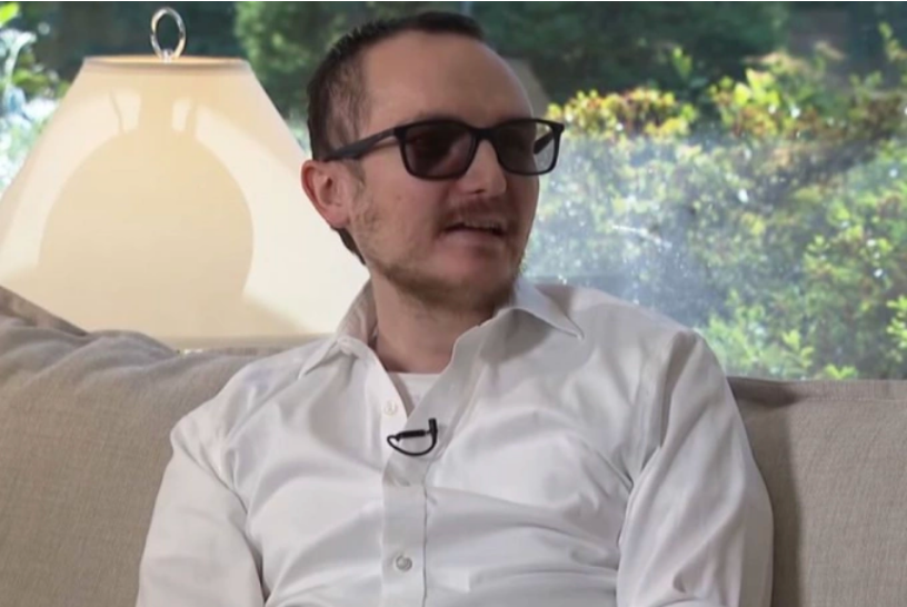 Brent Chapman, ở Canada hồi phục thị lực 5/10 sau khi phẫu thuật mắt đầu tháng 9/2025. Ảnh: abc7NY/Youtube