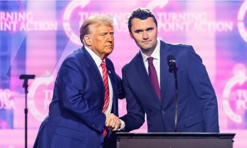 Charlie Kirk (phải) xuất hiện trên sân khấu cùng Tổng thống Mỹ Donald Trump tại AmericaFest, hội nghị thường niên của TPUSA, tháng 12/2024. Ảnh: AFP