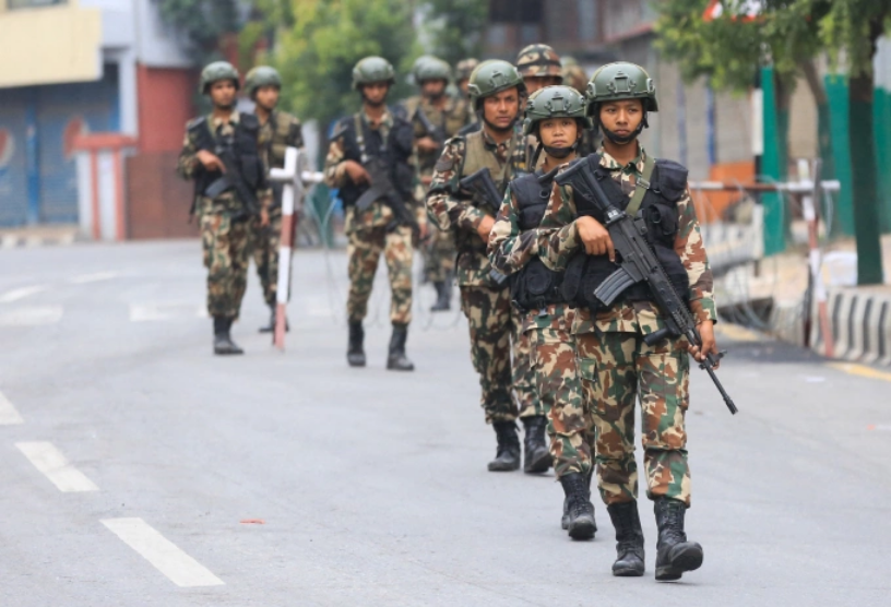 Binh sĩ quân đội Nepal đứng gác trên đường phố thủ đô Kathmandu ngày 10/9. Ảnh: AFP