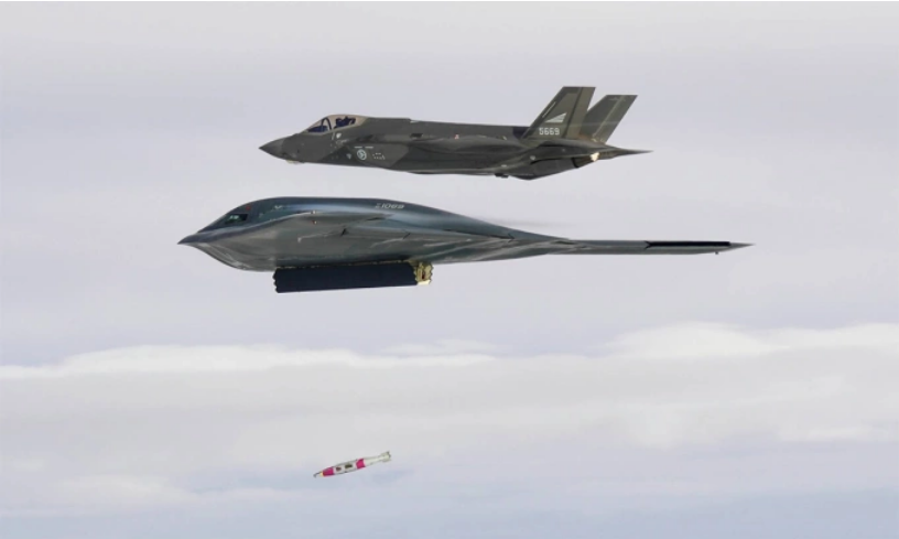 Tiêm kích F-35 Na Uy hộ tống oanh tạc cơ B-2 Mỹ thử bom diệt hạm ngày 3/9. Ảnh: USAF