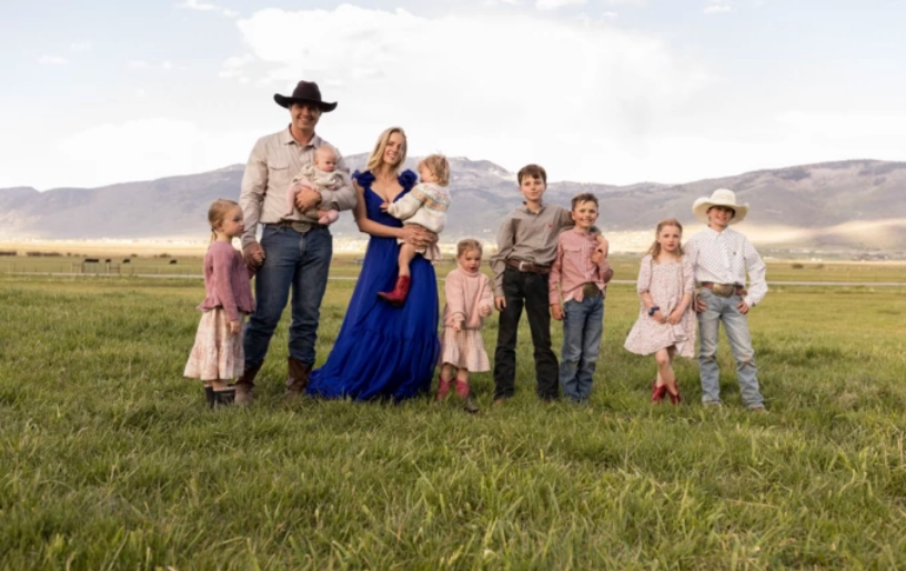 Vợ chồng Hannah Neeleman và 8 người con tại trang trại của gia đình ở Thành phố Salt Lake, Mỹ. Ảnh: Corey Arnold/Sunday Times