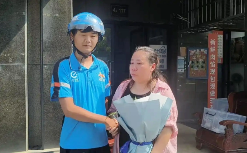 Chị Chen, chủ một kho đông lạnh ở Hồ Nam cảm ơn shipper Liiu Xu đã cứu, đầu tháng 9/2025. Ảnh: Sina