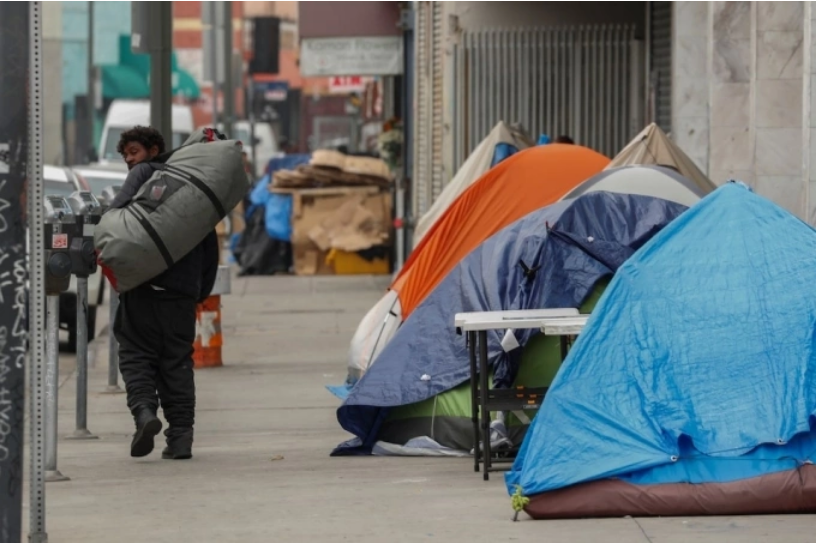 Người vô gia cư tại Los Angeles (Mỹ) năm 2019. Ảnh: Reuters
