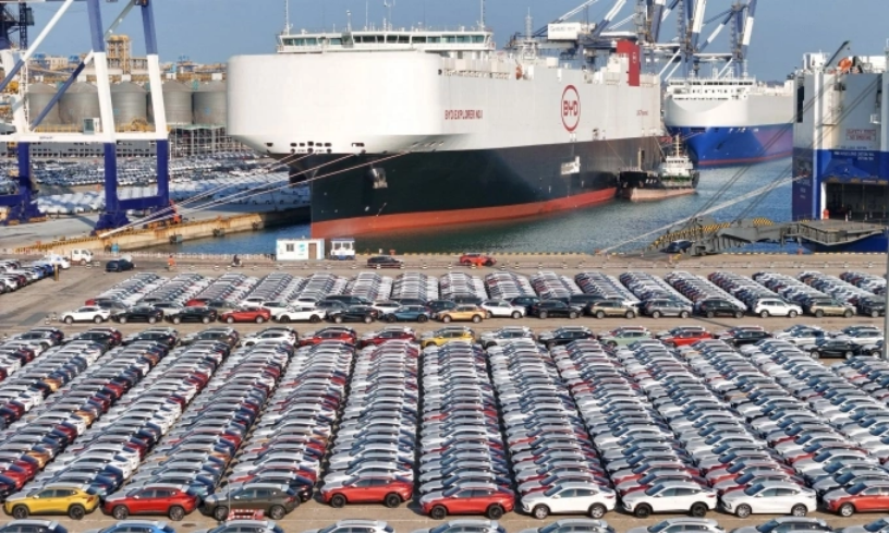 Xe điện chờ được đưa lên tàu BYD Explorer No.1 tại cảng Yên Đài, tỉnh Sơn Đông. Ảnh: AFP