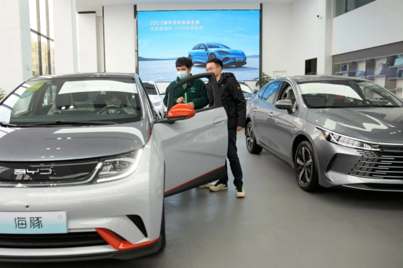 Một đại lý BYD ở Thượng Hải năm 2023. Ảnh; Reuters