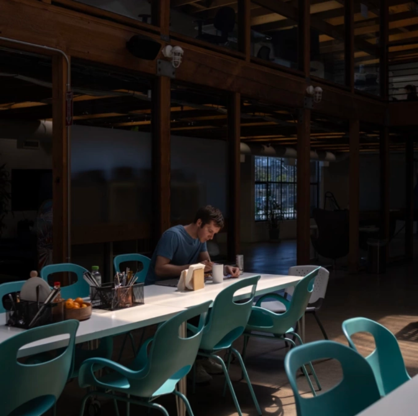 Marty Kausas, 28 tuổi, đang làm việc tại văn phòng của Pylon ở Mỹ vào ngày cuối tuần. Ảnh: Eli Imadali/WSJ.