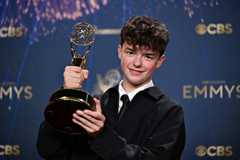 Diễn viên người Anh Owen Cooper thắng giải Nam diễn viên phụ xuất sắc ở Emmy 2025. Ảnh: AFP
