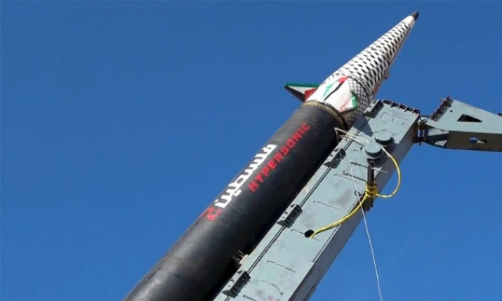 Tên lửa Palestine 2 của Houthi trên bệ phóng ngày 15/9. Ảnh: Al Mayadeen