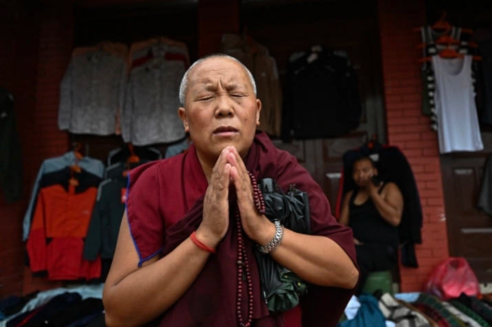 Một nhà sư cầu nguyện tại Bảo tháp Boudhanath ở Kathmandu ngày 13/9. Ảnh: AFP