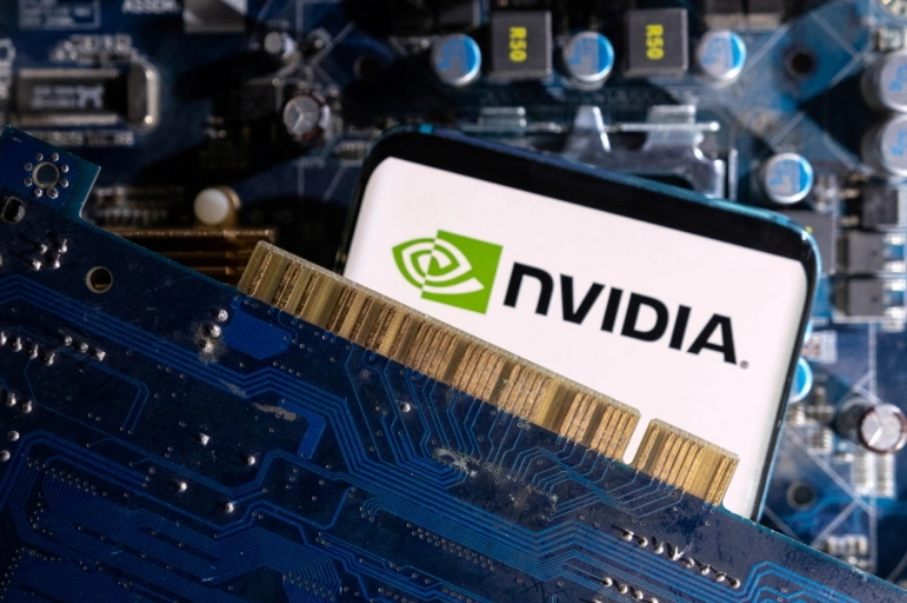 Một chiếc điện thoại hiển thị logo Nvidia đặt trên bo mạch máy tính chụp ngày 6 /3/2023. Ảnh: Reuters