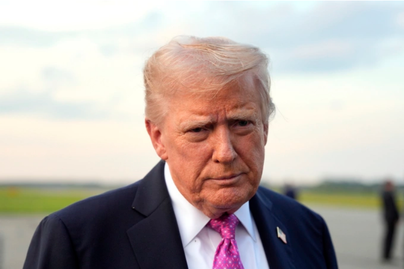 Tổng thống Trump trả lời báo chí tại sân bay ở Morristown, bang New Jersey, Mỹ, ngày 14/9. Ảnh: AP